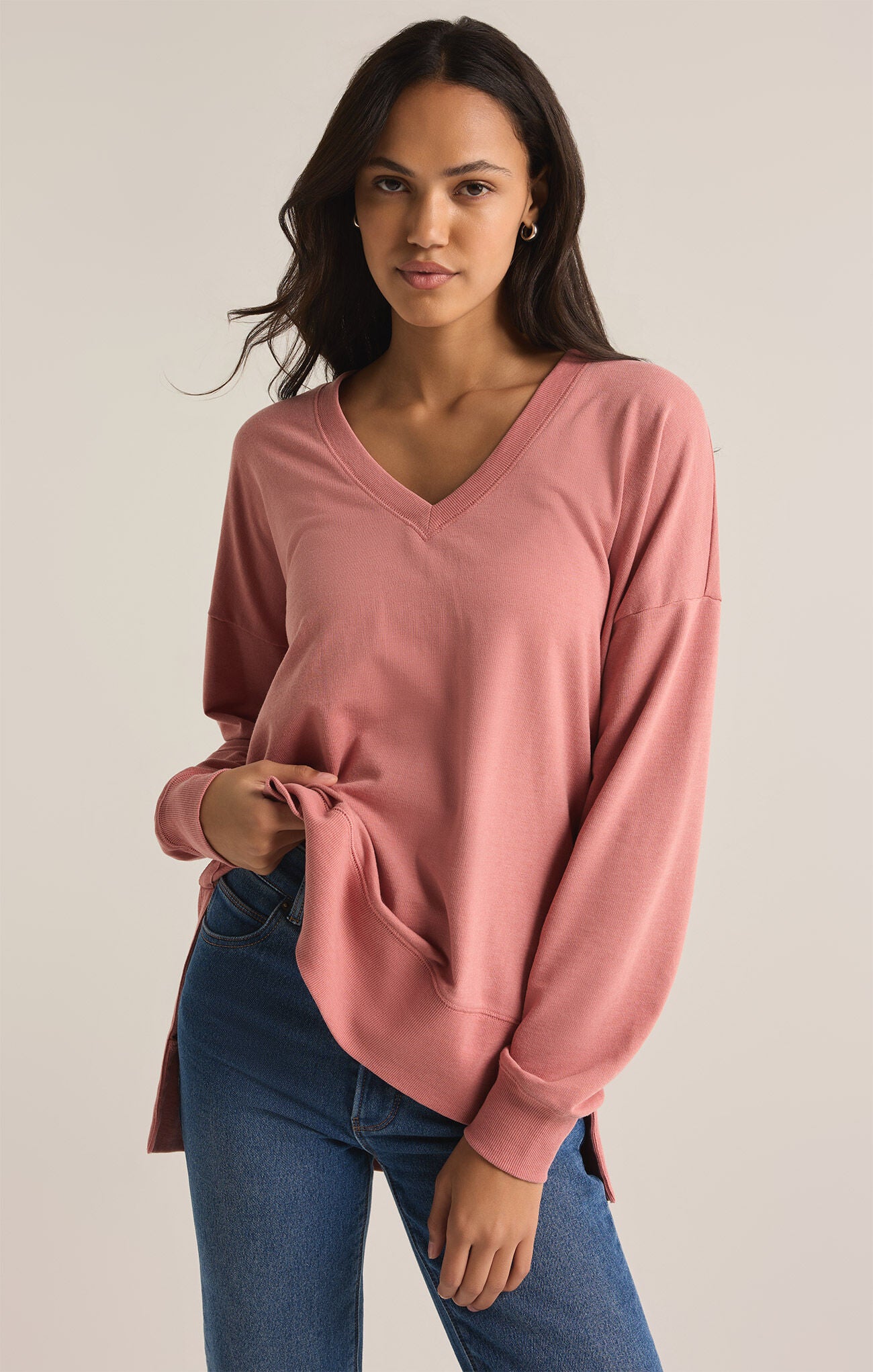 Modern V-neck weekender in Rosebud