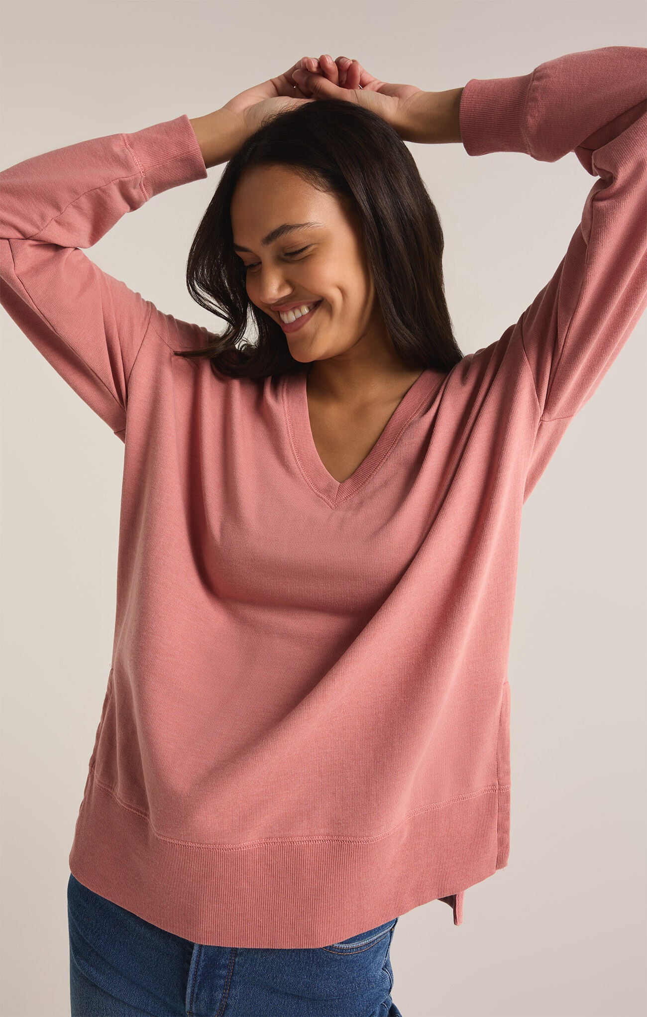 Modern V-neck weekender in Rosebud