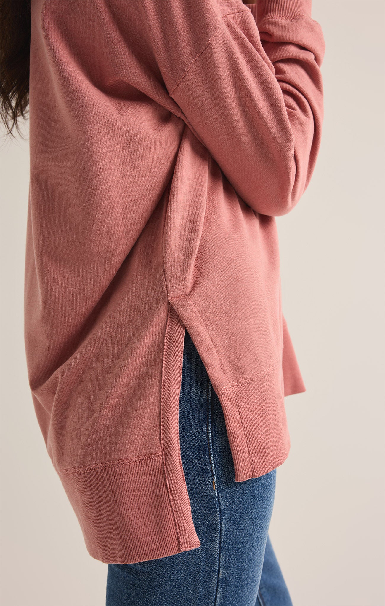 Modern V-neck weekender in Rosebud